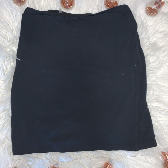 A mid length skirt - Picture 2 of 3